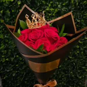 Ramo de 12 rosas con coronita