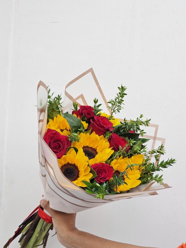 Ramo rosas y girasoles