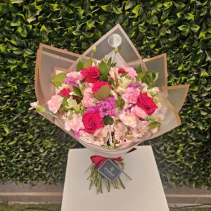 Ramo de rosas, astromelias y claveles (Pasión floral)