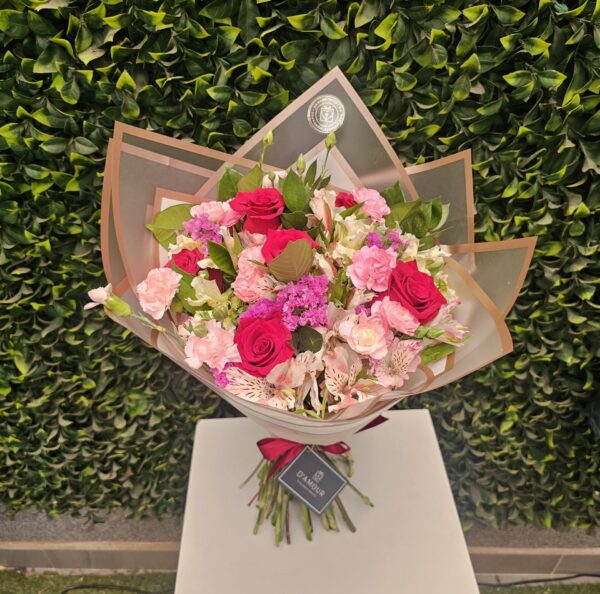 Ramo de rosas, astromelias y claveles (Pasión floral)