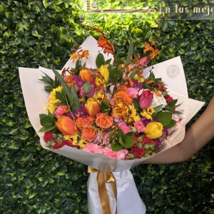 Ramo de mix de flores tulipanes, mini rosas, margaritas y claveles