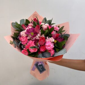 Ramo de mix de flores rosadas