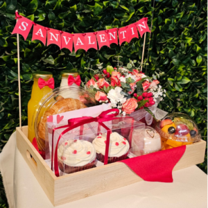 Desayuno en Bandeja con Banderín San Valentín