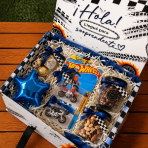 Caja de 2 carritos hot wheels y dulces